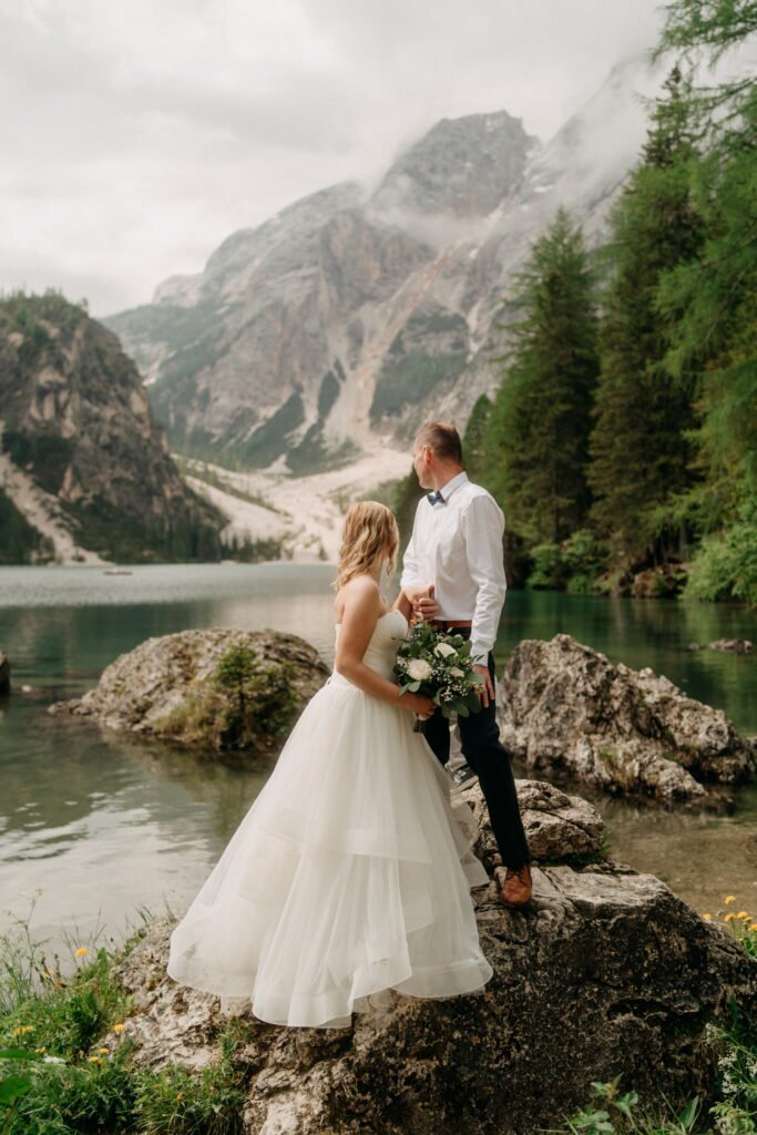svatba v Itálii u jezera Lago di Braies