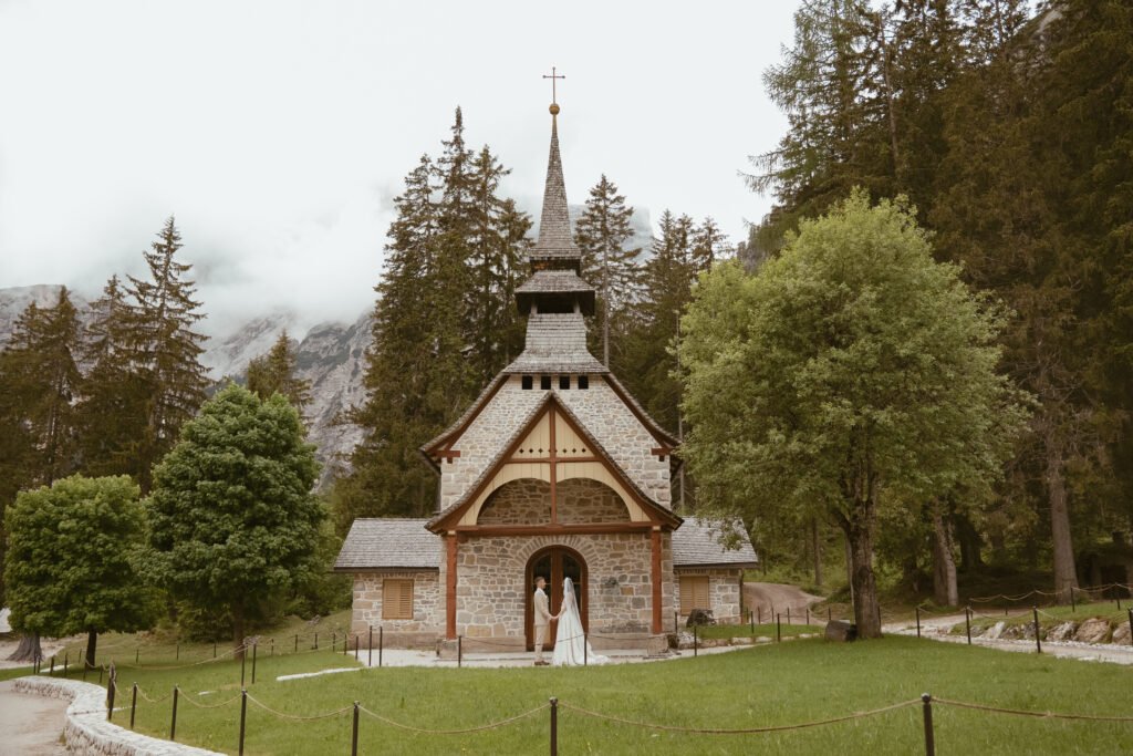 svatba v Itálii u jezera Lago di Braies